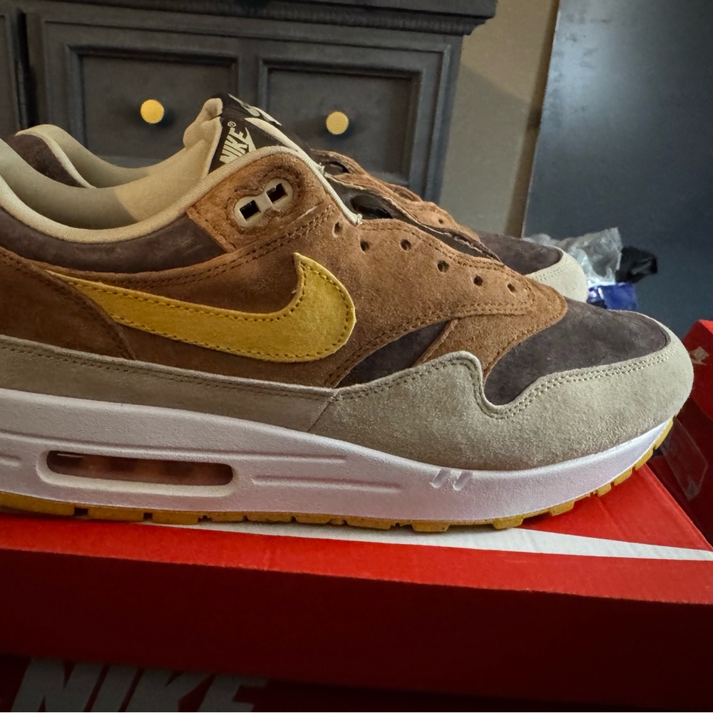 Men’s Nike air max 1 ugly ducking in brown and yellow.